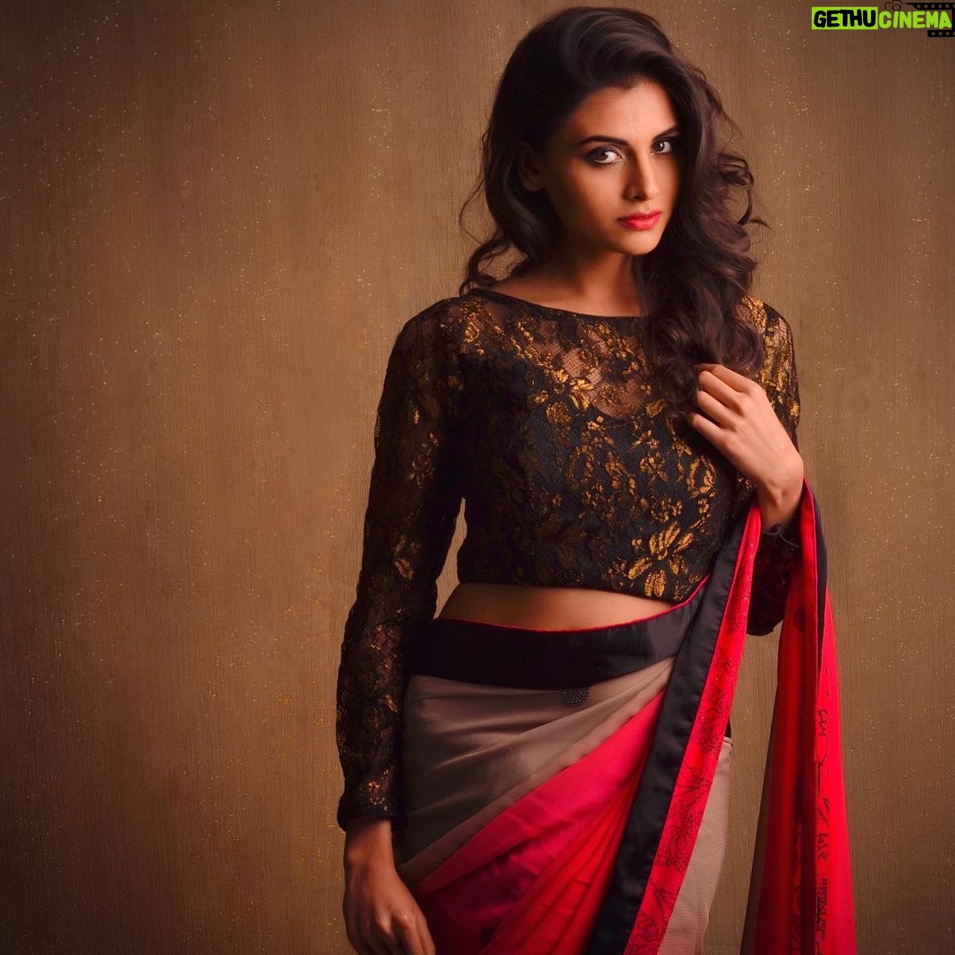 Malti Chahar Instagram - For me saree is the most sensual dress❤️ #love #saree Clicked by @nila_99
