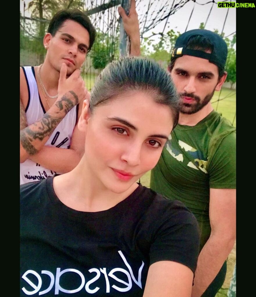Malti Chahar Instagram - The posers💚 Who did it better?👻 #siblings #love #family Agra - City of Love