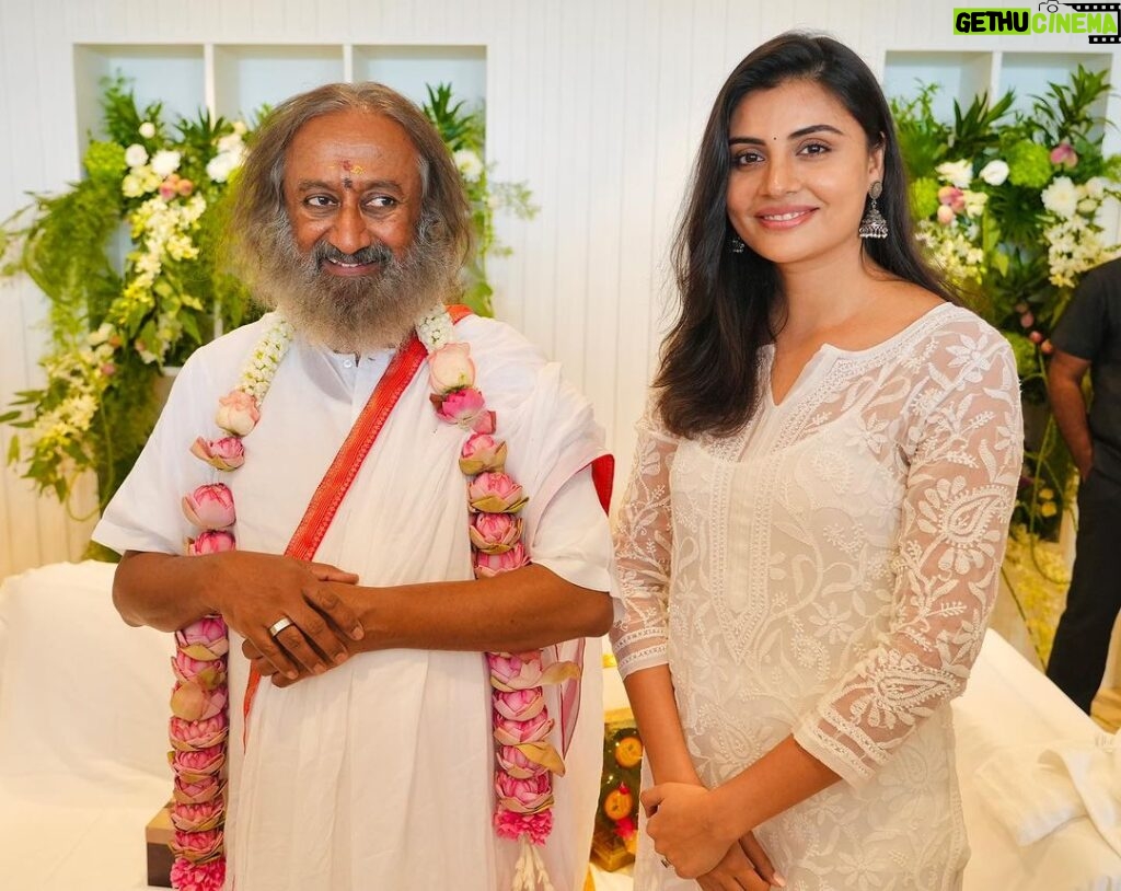 Malti Chahar Instagram - You truly feel blessed in his presence 🙏 @srisriravishankar Fan of his work towards the betterment of the society ❤️ I am also an Art of Living student…and the Sudarshan Kriya technique has helped not only me (with the recovery of my spine ) but millions around the world to reduce stress, to get better rest and to improve the quality of life. ❤️ @artofliving @neetumahaveerjain #artofliving