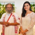 Malti Chahar Instagram - You truly feel blessed in his presence 🙏 @srisriravishankar Fan of his work towards the betterment of the society ❤️ I am also an Art of Living student…and the Sudarshan Kriya technique has helped not only me (with the recovery of my spine ) but millions around the world to reduce stress, to get better rest and to improve the quality of life. ❤️ @artofliving @neetumahaveerjain #artofliving