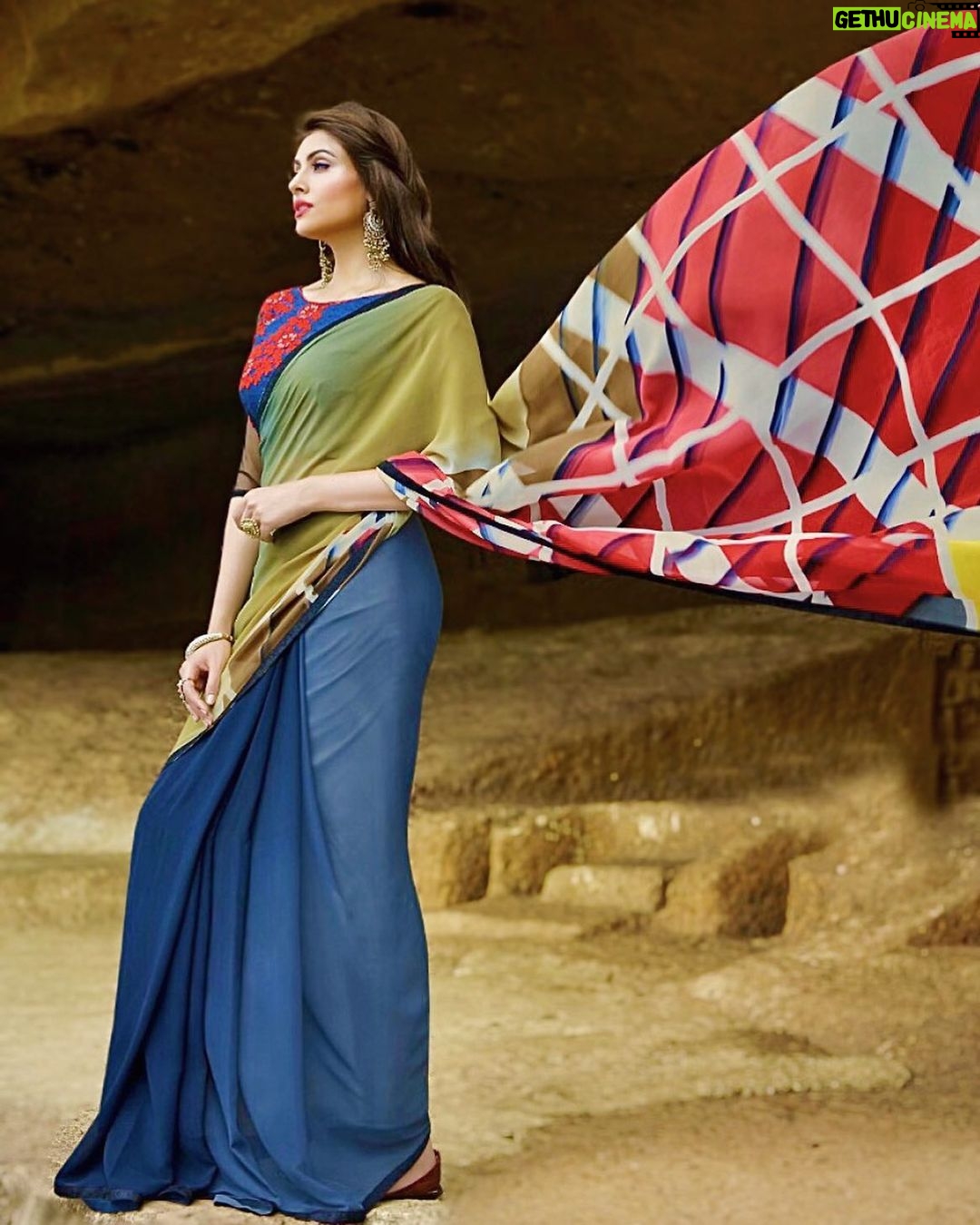 Malti Chahar Instagram - Just hanging in there, with my pallu flying in the air😉 #saree #love ❤️ #hanginthere #staysafe