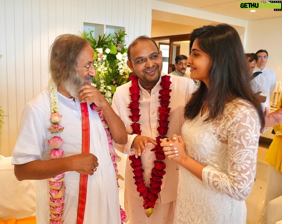 Malti Chahar Instagram - You truly feel blessed in his presence š @srisriravishankar Fan of his work towards the betterment of the society ā¤ļø I am also an Art of Living studentā¦and the Sudarshan Kriya technique has helped not only me (with the recovery of my spine ) but millions around the world to reduce stress, to get better rest and to improve the quality of life. ā¤ļø @artofliving @neetumahaveerjain #artofliving