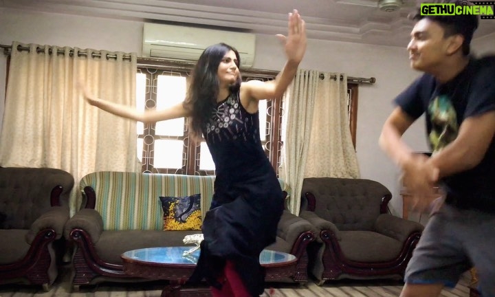 Malti Chahar Instagram - Corona got us like🤣🤣 #gocorona #coronago #coronagotmelike #stayhome #staysafe #covid_19 #jantacurfew #quarantine #littlebrother @anshphotographyy Video credit- @ketkidhote (the background laugh 😂) Gondia