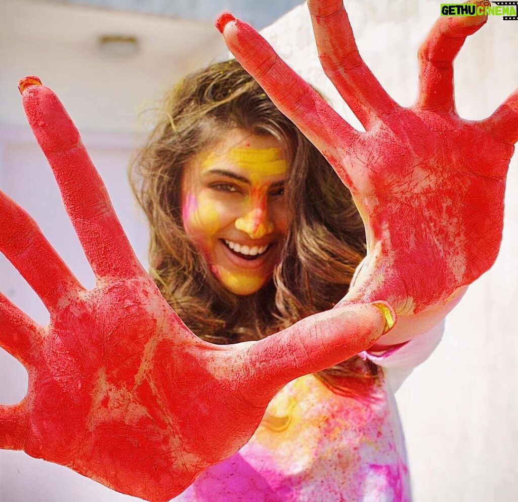 Malti Chahar Instagram - Enjoy the colours Happy holi🔫❤️ #happyholi #color