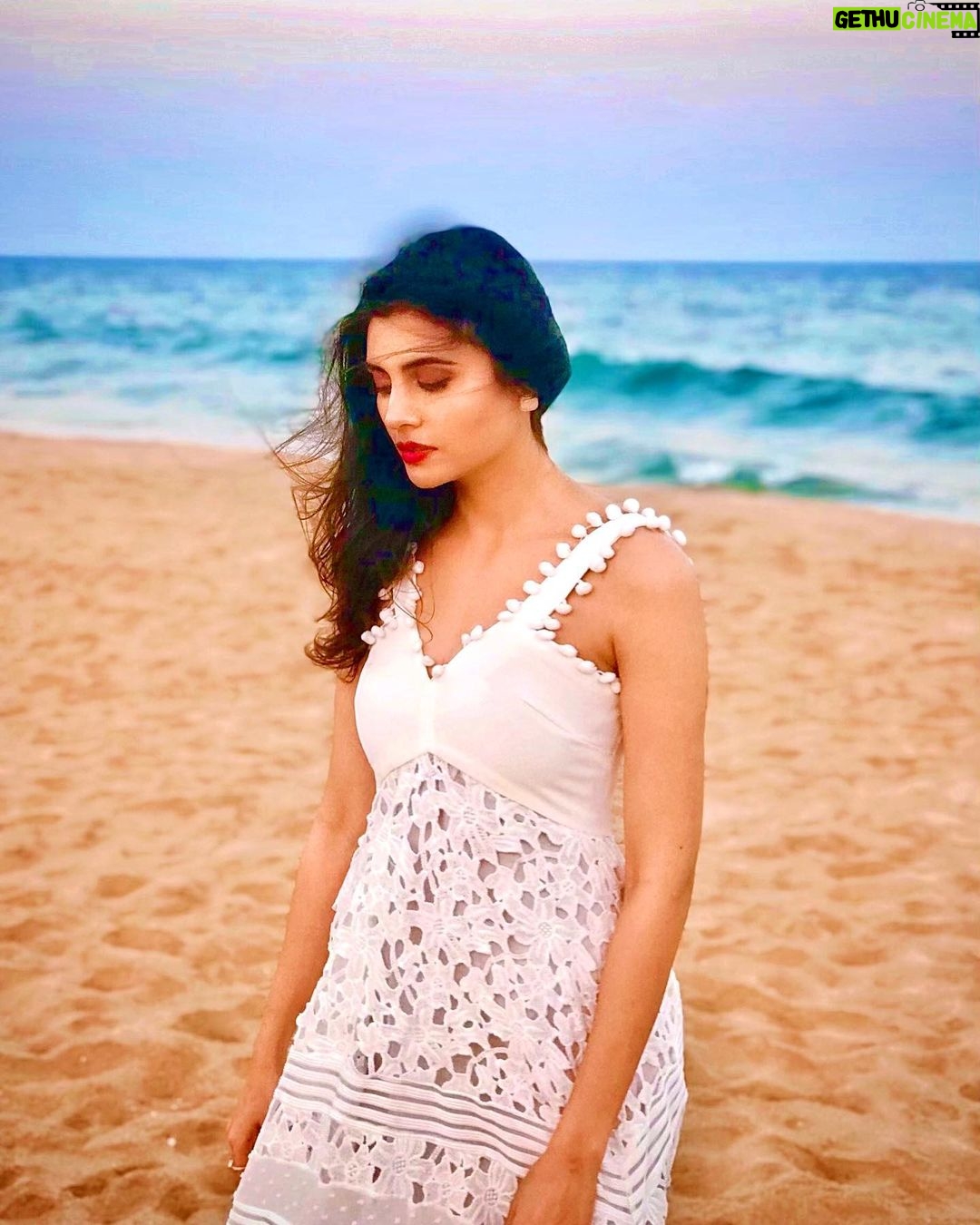 Malti Chahar Instagram - When you realise it’s the last day of this year.........and.......Everyone is gonna get New Year’s Eve kiss....except you🤪 Happy new year guys🥳 And 🍻 to all the singles in the house 😜 #happynewyear #2020 #bye2019 #lastpostoftheyear Chennai, India