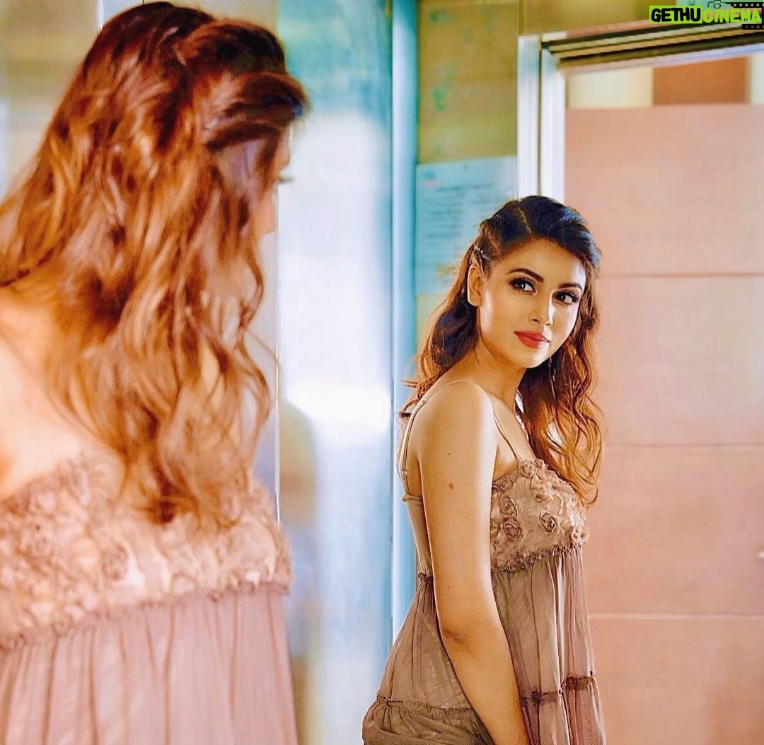 Malti Chahar Instagram - Go look in the mirror..do you see a happy person?? If not...then go make that person happy😃 Do whatever makes you happy..without hurting others🙂🙃 #reflection #happy #you