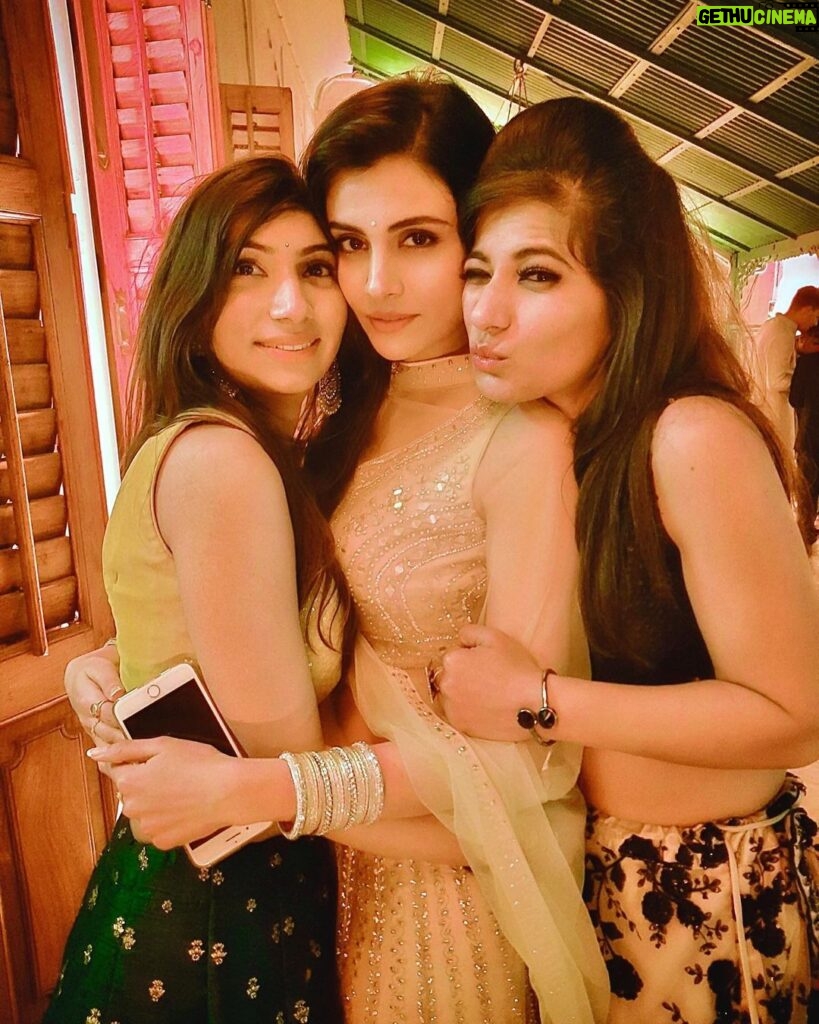 Malti Chahar Instagram - Sistas before Mistas😘💛 Please you guys also get married🙂🙃 #beautiful #picture ❤️ Pic credit- @deepak_chahar9 👏 In Your Heart