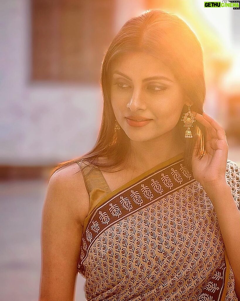 Malti Chahar Instagram - A Nari in a Sari💛 Clicked by @ambika.sethi 🌺 #sari #saree #indian #traditional
