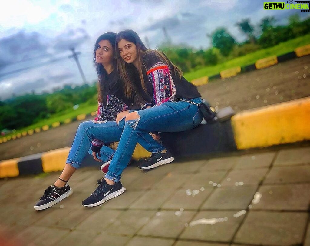 Malti Chahar Instagram - Sister from another mother🤪👯‍♀️ #girlfriends #hangouts #twinning Lonavala