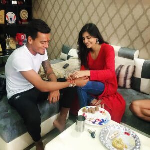 Malti Chahar Instagram - This guy is hard to catch @rdchahar1 😜
And here are @pradeep.chahar6127
and @akchahar6 
Happy Rakhi 😃
#happyrakhi #rakshabandhan #brothers #sister #love