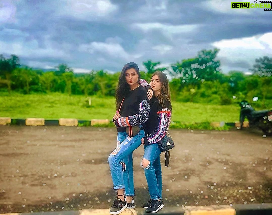 Malti Chahar Instagram - Sister from another mother🤪👯♀️ #girlfriends #hangouts #twinning Lonavala