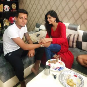 Malti Chahar Instagram - This guy is hard to catch @rdchahar1 😜
And here are @pradeep.chahar6127
and @akchahar6 
Happy Rakhi 😃
#happyrakhi #rakshabandhan #brothers #sister #love