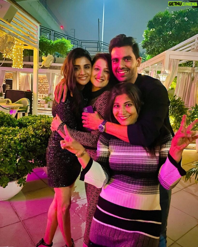 Malti Chahar Instagram - Family ❤️ And thank you everyone for lovely birthday wishes 🥰 #family #familytime