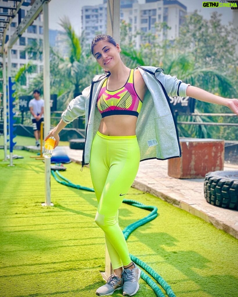 Malti Chahar Instagram - Name a thing sharper than my knees 😁 #fun #comment #gym #gymmotivation