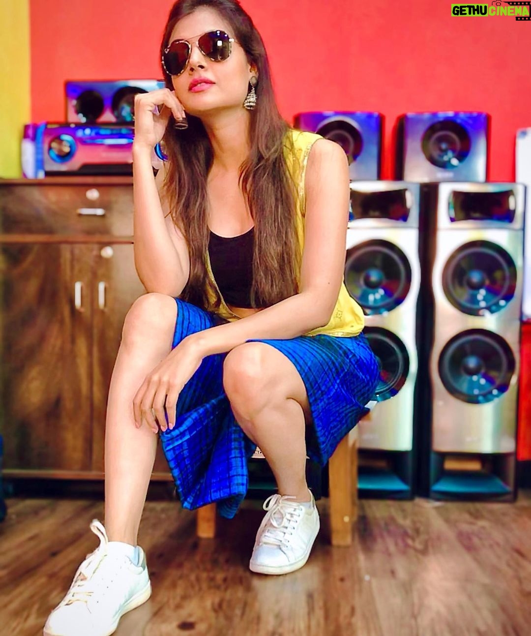 Malti Chahar Instagram - Lungi ✅..music ✅ and then what do we do?? #lungi #oldpic