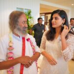 Malti Chahar Instagram - You truly feel blessed in his presence 🙏 @srisriravishankar Fan of his work towards the betterment of the society ❤️ I am also an Art of Living student…and the Sudarshan Kriya technique has helped not only me (with the recovery of my spine ) but millions around the world to reduce stress, to get better rest and to improve the quality of life. ❤️ @artofliving @neetumahaveerjain #artofliving