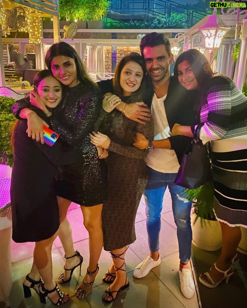 Malti Chahar Instagram - Family ❤️ And thank you everyone for lovely birthday wishes 🥰 #family #familytime