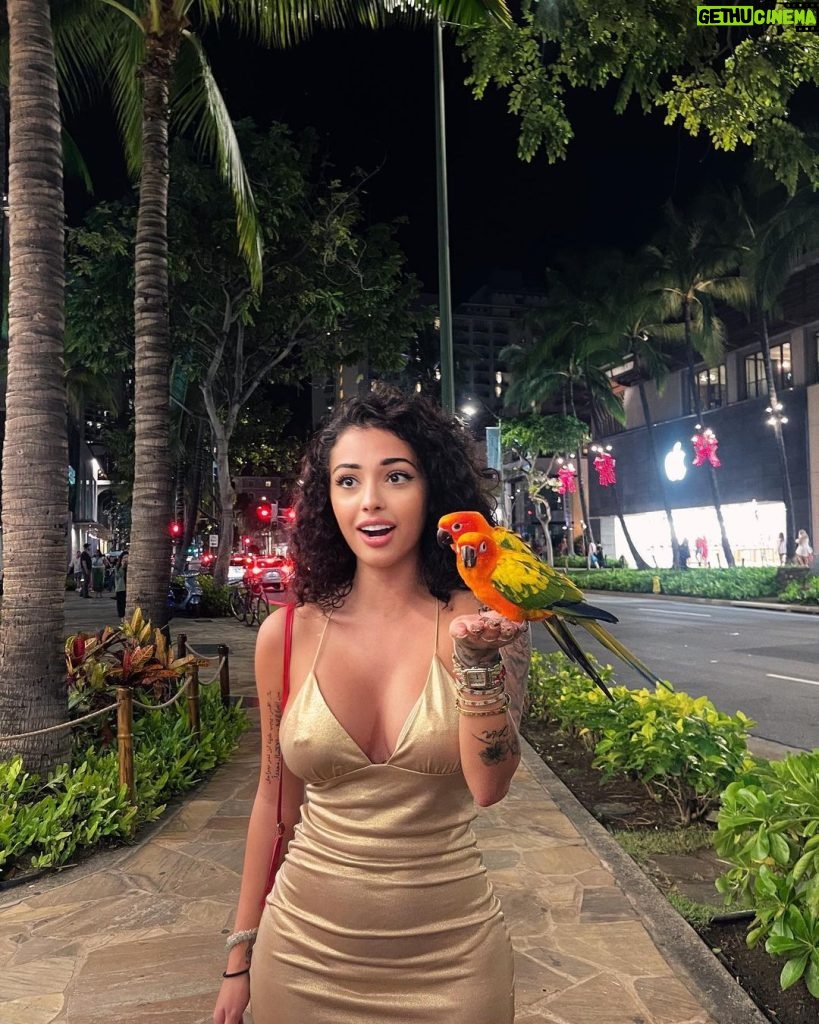 Malu Trevejo Instagram - Yo con los pajaritos we eating all the crumbs 2024 No crumbs left Honolulu, Hawaii