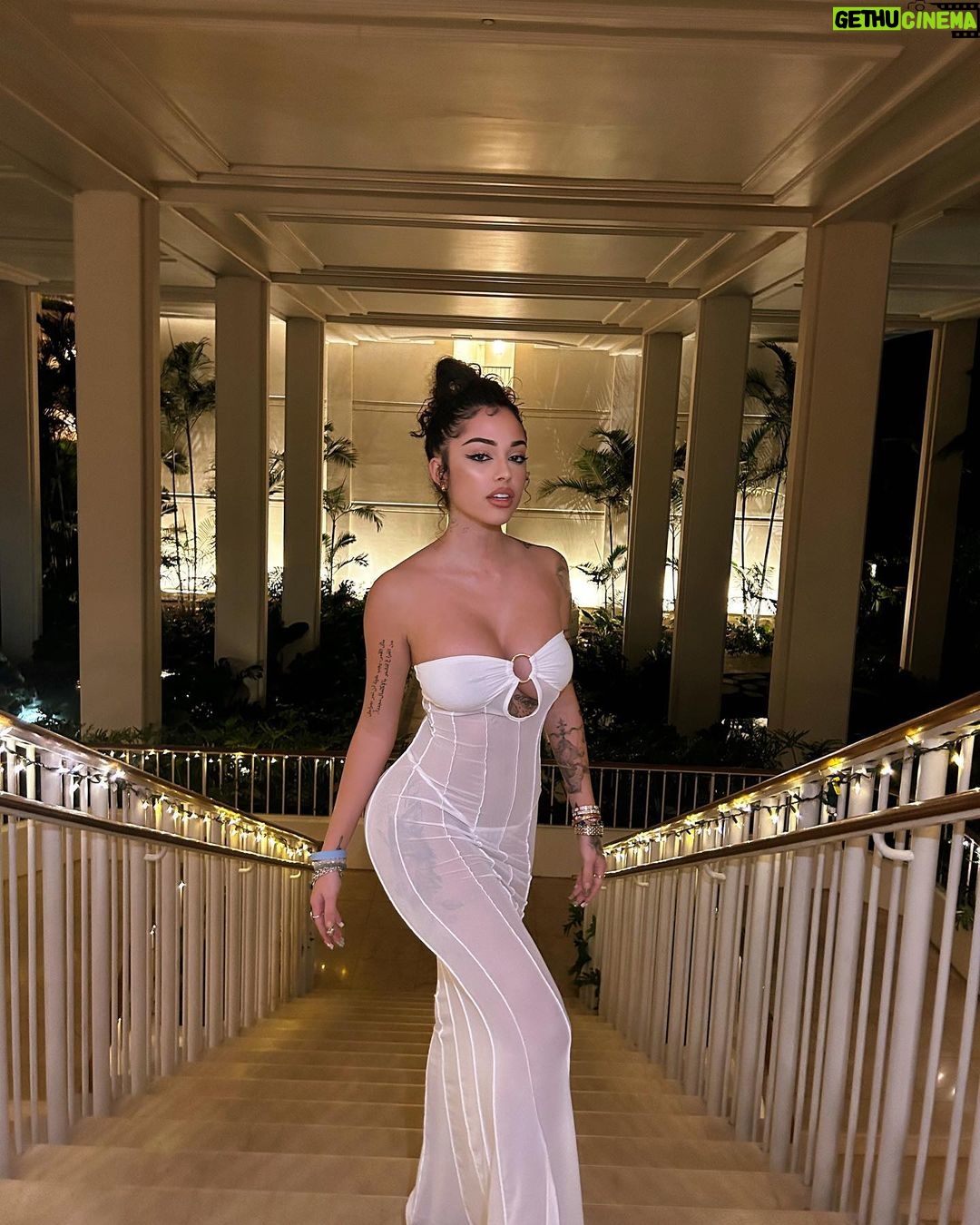 Malu Trevejo Instagram - 🎁 esa mirada es la culpable Honolulu, Hawaii