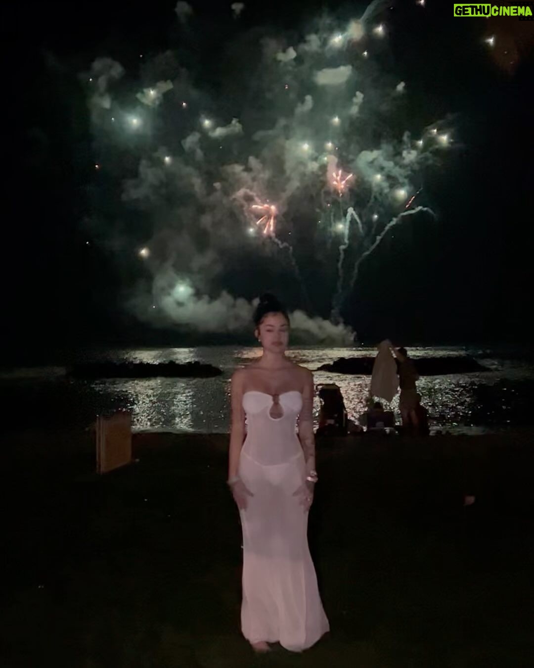 Malu Trevejo Instagram - 🎁 esa mirada es la culpable Honolulu, Hawaii