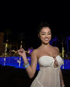 Malu Trevejo Instagram - 🎁 esa mirada es la culpable Honolulu, Hawaii