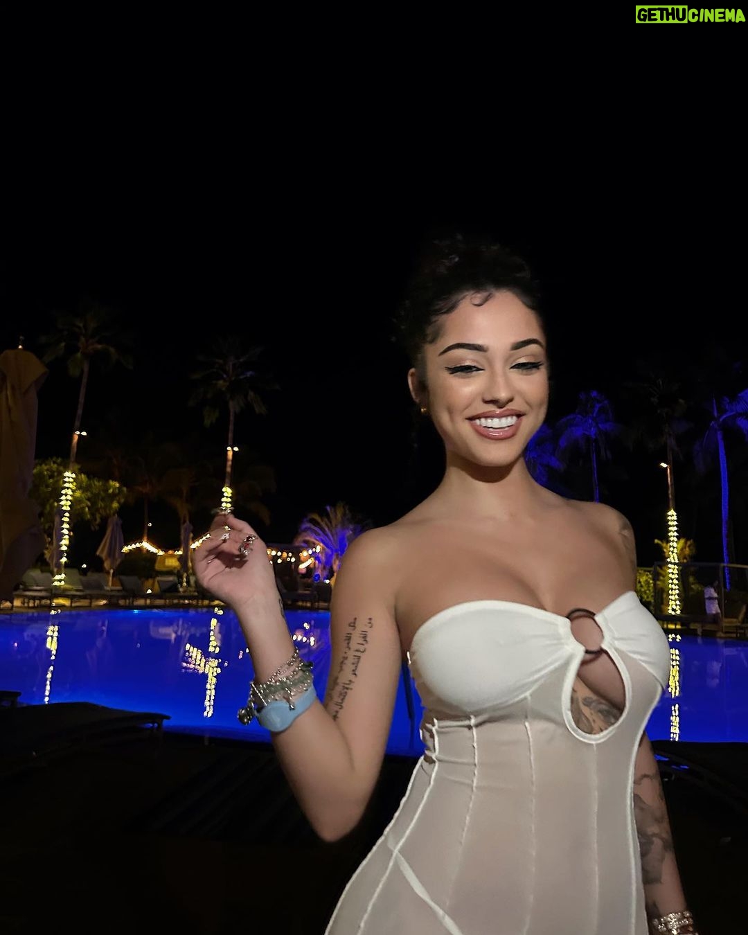 Malu Trevejo Instagram - 🎁 esa mirada es la culpable Honolulu, Hawaii