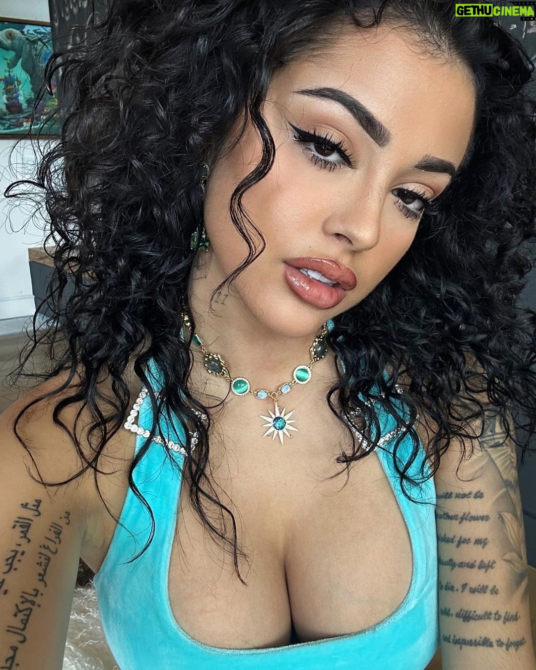 Malu Trevejo Instagram - blue skies and butterflies 🦋