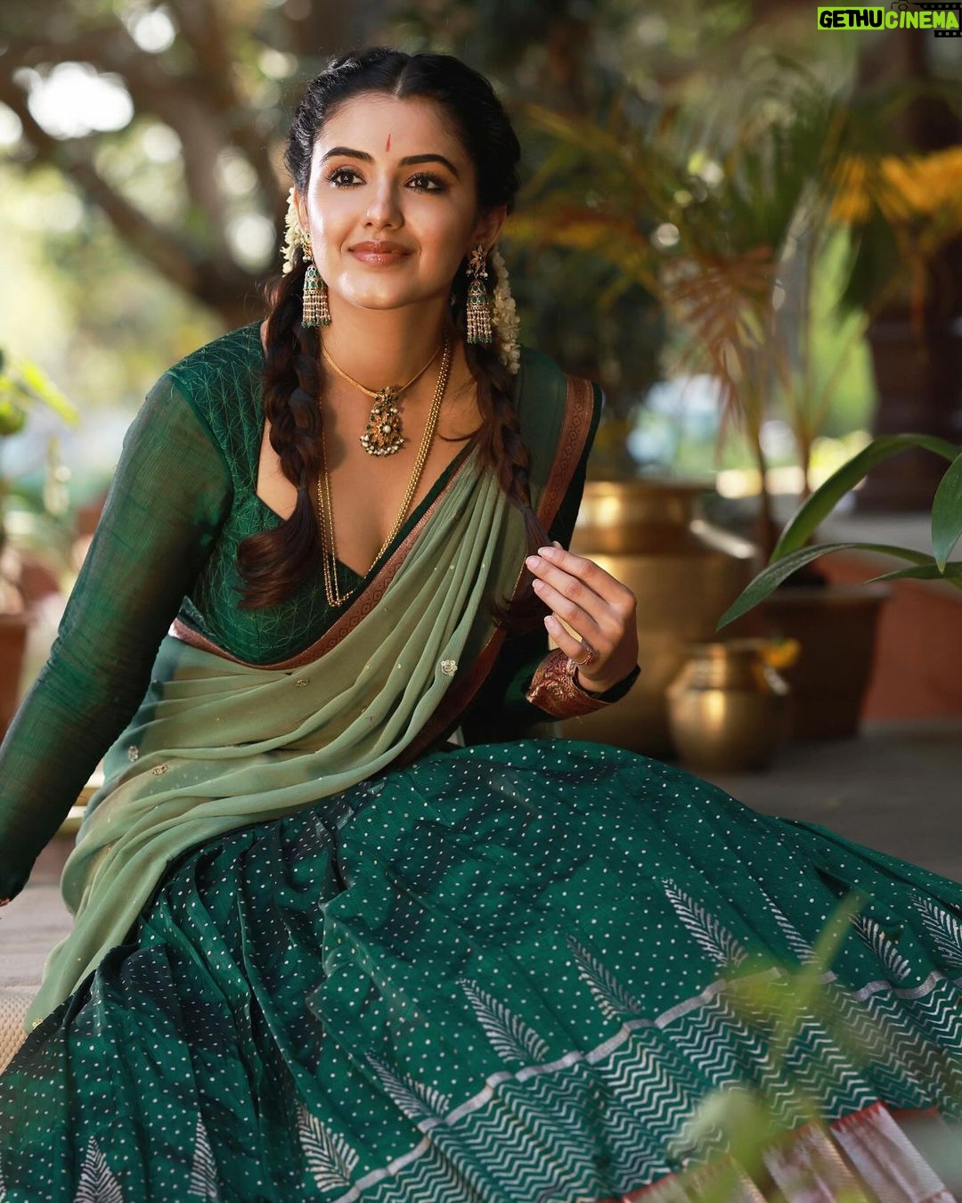 Malvika Sharma Instagram - Wearing @bhargavikunam 💚 Make up by @makeup_asfaque Hair by @hairbyradhika