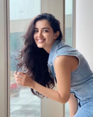 Malvika Sharma Instagram - I’ve always felt uncomfortable taking pictures without getting makeup and hair done and wouldn’t even dare to post them… but when I started accepting my flaws and loving myself the way I am, I feel more secure and comfortable in my own skin. 
Beauty is about being comfortable in your own skin, knowing and accepting who you are! ❤️

#nomakeup #nofilter