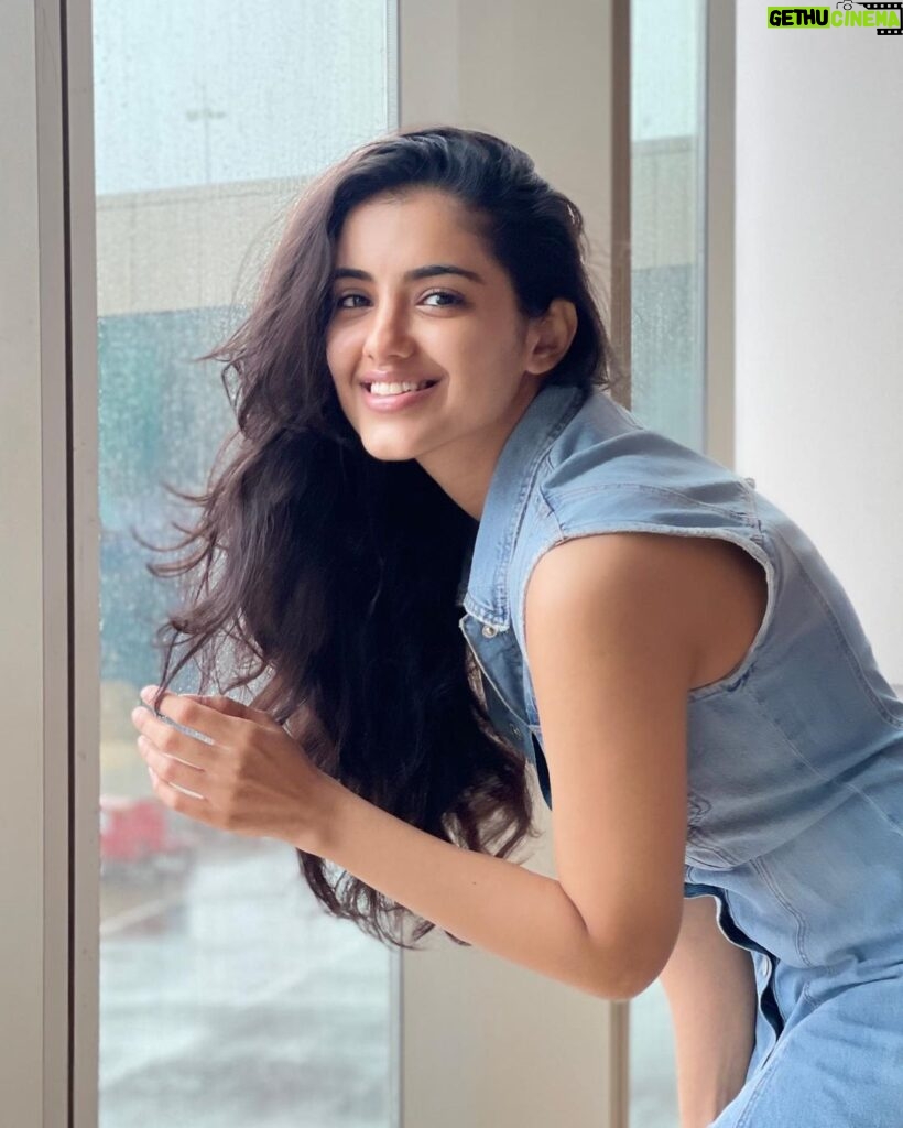 Malvika Sharma Instagram - I’ve always felt uncomfortable taking pictures without getting makeup and hair done and wouldn’t even dare to post them… but when I started accepting my flaws and loving myself the way I am, I feel more secure and comfortable in my own skin. Beauty is about being comfortable in your own skin, knowing and accepting who you are! ❤ #nomakeup #nofilter