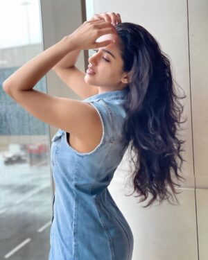 Malvika Sharma Instagram - I’ve always felt uncomfortable taking pictures without getting makeup and hair done and wouldn’t even dare to post them… but when I started accepting my flaws and loving myself the way I am, I feel more secure and comfortable in my own skin. 
Beauty is about being comfortable in your own skin, knowing and accepting who you are! ❤️

#nomakeup #nofilter