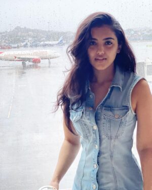Malvika Sharma Instagram - I’ve always felt uncomfortable taking pictures without getting makeup and hair done and wouldn’t even dare to post them… but when I started accepting my flaws and loving myself the way I am, I feel more secure and comfortable in my own skin. 
Beauty is about being comfortable in your own skin, knowing and accepting who you are! ❤️

#nomakeup #nofilter