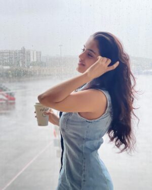 Malvika Sharma Instagram - I’ve always felt uncomfortable taking pictures without getting makeup and hair done and wouldn’t even dare to post them… but when I started accepting my flaws and loving myself the way I am, I feel more secure and comfortable in my own skin. 
Beauty is about being comfortable in your own skin, knowing and accepting who you are! ❤️

#nomakeup #nofilter