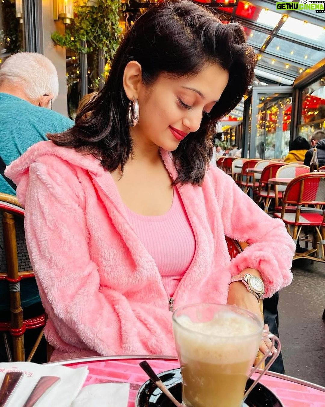 Manasi Naik Instagram - 💗 Wears Pink , smells like vanilla sugar cookies and has a Big heart 💓 Paris, France