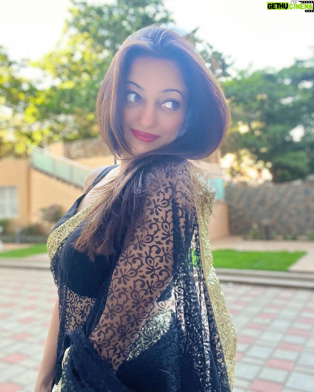Manasi Naik Instagram - The longer you entertain What’s Not for you, The longer you postpone WHAT IS …🍀 Thank you Universe 💫 I will Not Give Up Growing Glowing And Healing ❤️🩹 #ManasiNaik #Actor #Performer #Beingme #OnMyOwn #Beauty #OOTD #fashionstyle #MyStyle #Secret #grattitude #Happy #survivor #Growing #Glowing #WorkingHard #WatchMeGrow #ThankYou #SelfRealisation #survivor #Cultured #Morals #Focused #mentalhealthawareness #MentalPeace #NewDreams #NeverGiveUp #newbeginnings 🧿 #CatMomOf12