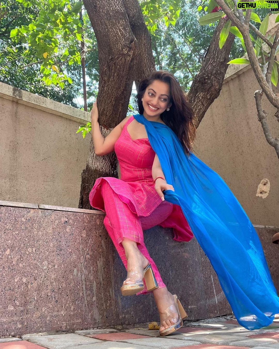 Manasi Naik Instagram - जब कुछ पल के लिए मुस्कुराने से तस्वीर अच्छी आ सकती है तो हमेशा मुस्कुराने से ज़िन्दगी अच्छी क्यों नहीं हो सकती है 💕 Thank you Universe 💫 I will Not Give Up Growing Glowing And Healing ❤️🩹 #ManasiNaik #Actor #Performer #Beingme #OnMyOwn #Beauty #OOTD #fashionstyle #MyStyle #Secret #grattitude #Happy #survivor #Growing #Glowing #WorkingHard #WatchMeGrow #ThankYou #SelfRealisation #survivor #Cultured #Morals #Focused #mentalhealthawareness #MentalPeace #NewDreams #NeverGiveUp #newbeginnings 🧿 #CatMomOf12