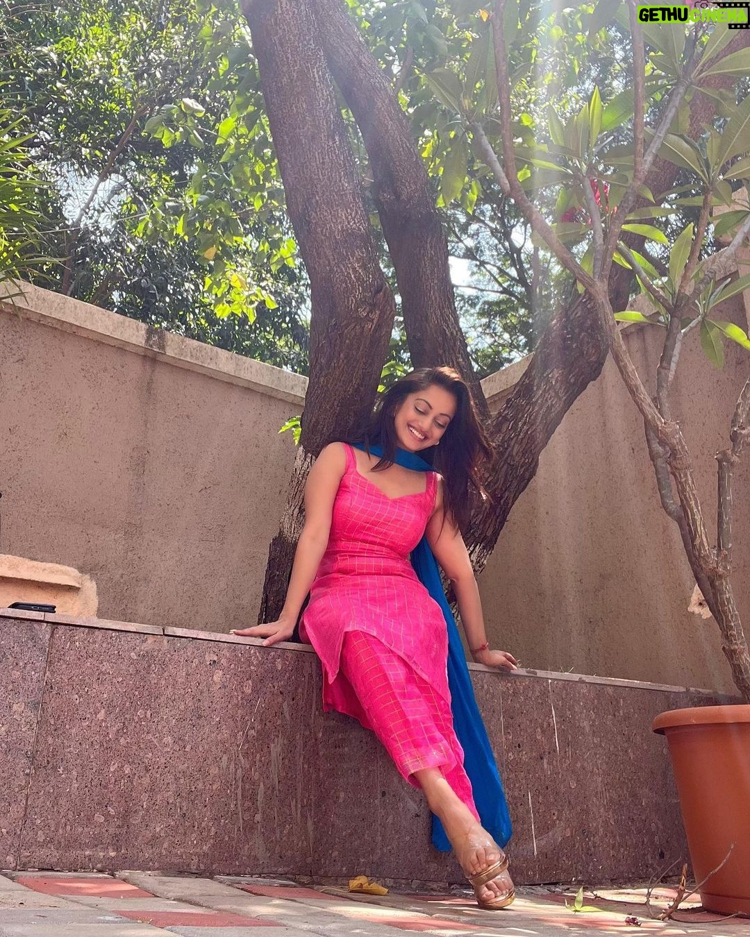 Manasi Naik Instagram - जब कुछ पल के लिए मुस्कुराने से तस्वीर अच्छी आ सकती है तो हमेशा मुस्कुराने से ज़िन्दगी अच्छी क्यों नहीं हो सकती है 💕 Thank you Universe 💫 I will Not Give Up Growing Glowing And Healing ❤️🩹 #ManasiNaik #Actor #Performer #Beingme #OnMyOwn #Beauty #OOTD #fashionstyle #MyStyle #Secret #grattitude #Happy #survivor #Growing #Glowing #WorkingHard #WatchMeGrow #ThankYou #SelfRealisation #survivor #Cultured #Morals #Focused #mentalhealthawareness #MentalPeace #NewDreams #NeverGiveUp #newbeginnings 🧿 #CatMomOf12