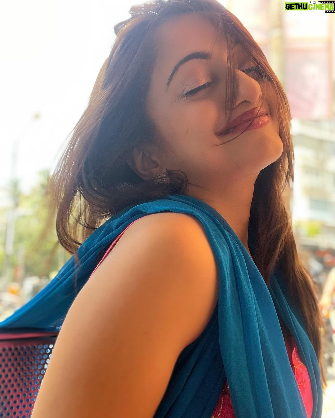 Manasi Naik Instagram - जब कुछ पल के लिए मुस्कुराने से तस्वीर अच्छी आ सकती है तो हमेशा मुस्कुराने से ज़िन्दगी अच्छी क्यों नहीं हो सकती है 💕 Thank you Universe 💫 I will Not Give Up Growing Glowing And Healing ❤️🩹 #ManasiNaik #Actor #Performer #Beingme #OnMyOwn #Beauty #OOTD #fashionstyle #MyStyle #Secret #grattitude #Happy #survivor #Growing #Glowing #WorkingHard #WatchMeGrow #ThankYou #SelfRealisation #survivor #Cultured #Morals #Focused #mentalhealthawareness #MentalPeace #NewDreams #NeverGiveUp #newbeginnings 🧿 #CatMomOf12