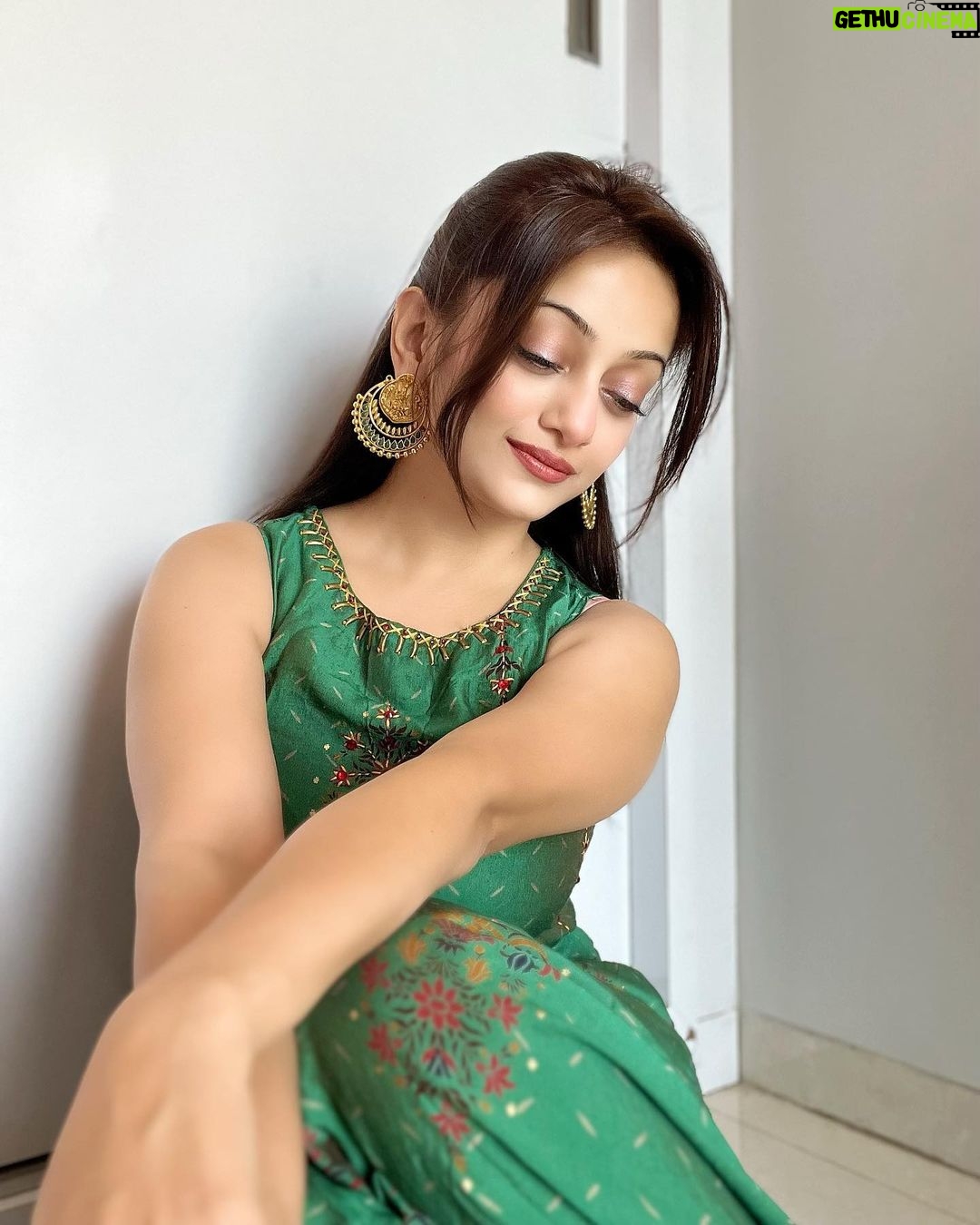 Manasi Naik Instagram - I am attracting better because I have discovered that it all starts with ME I'm going to change myself first so that everything can align for me. I'm not going to blame anyone. I'm going to take responsibility for my life. The better I become, the better I attract…🍀 Thank you Universe 💫 I will Not Give Up Growing Glowing And Healing ❤️🩹 #ManasiNaik #Actor #Performer #Beingme #OnMyOwn #Beauty #OOTD #fashionstyle #MyStyle #Secret #grattitude #Happy #survivor #Growing #Glowing #WorkingHard #WatchMeGrow #ThankYou #SelfRealisation #survivor #Cultured #Morals #Focused #mentalhealthawareness #MentalPeace #NewDreams #NeverGiveUp #newbeginnings 🧿