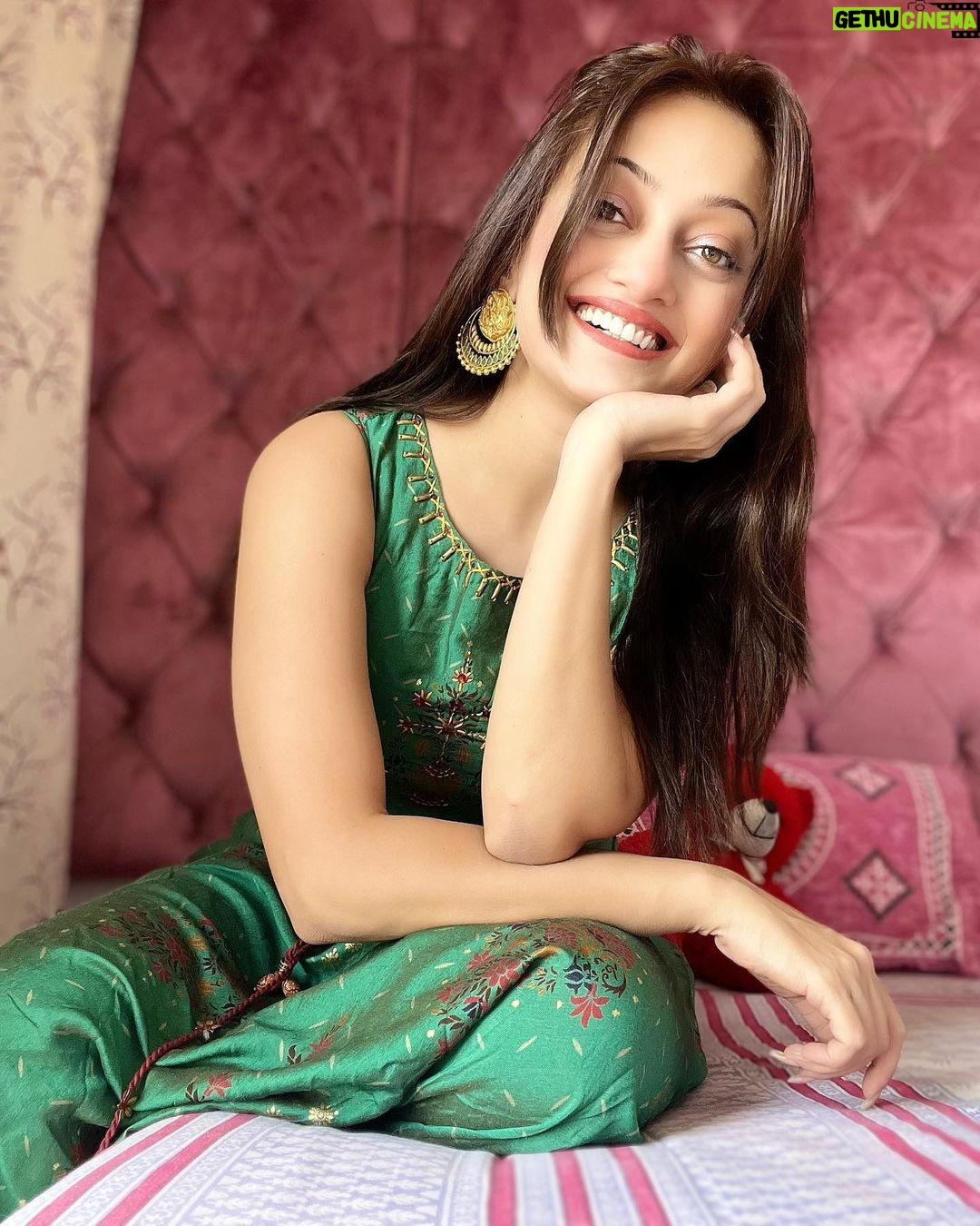 Manasi Naik Instagram - I am attracting better because I have discovered that it all starts with ME I'm going to change myself first so that everything can align for me. I'm not going to blame anyone. I'm going to take responsibility for my life. The better I become, the better I attract…🍀 Thank you Universe 💫 I will Not Give Up Growing Glowing And Healing ❤️🩹 #ManasiNaik #Actor #Performer #Beingme #OnMyOwn #Beauty #OOTD #fashionstyle #MyStyle #Secret #grattitude #Happy #survivor #Growing #Glowing #WorkingHard #WatchMeGrow #ThankYou #SelfRealisation #survivor #Cultured #Morals #Focused #mentalhealthawareness #MentalPeace #NewDreams #NeverGiveUp #newbeginnings 🧿