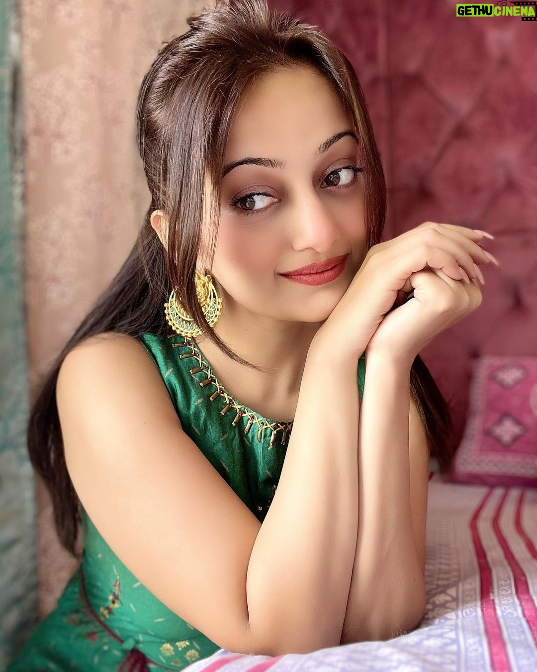 Manasi Naik Instagram - I am attracting better because I have discovered that it all starts with ME I'm going to change myself first so that everything can align for me. I'm not going to blame anyone. I'm going to take responsibility for my life. The better I become, the better I attract…🍀 Thank you Universe 💫 I will Not Give Up Growing Glowing And Healing ❤️🩹 #ManasiNaik #Actor #Performer #Beingme #OnMyOwn #Beauty #OOTD #fashionstyle #MyStyle #Secret #grattitude #Happy #survivor #Growing #Glowing #WorkingHard #WatchMeGrow #ThankYou #SelfRealisation #survivor #Cultured #Morals #Focused #mentalhealthawareness #MentalPeace #NewDreams #NeverGiveUp #newbeginnings 🧿