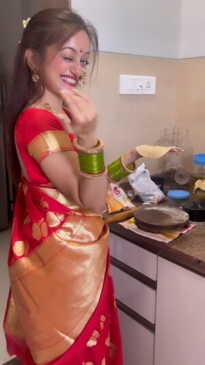 Manasi Naik Instagram - मुलांनो नेहमी हसी तो फसी असं
नसतं कधी कधी मुली तुमच्या kade 
बघून पण हसतात ❤️🤣 🙈🫶🏻🎀 #jokeoftheday 
When you love Cooking 🧑‍🍳❤️

Thank you Universe 💫
I will Not Give Up 
Growing Glowing And Healing ❤️‍🩹 

#ManasiNaik #Actor #Performer #Beingme  #OnMyOwn #Beauty #OOTD  #fashionstyle #MyStyle #Secret #grattitude #Happy #survivor #Growing #Glowing #WorkingHard #WatchMeGrow #ThankYou #SelfRealisation #survivor #Cultured #Morals #Focused #mentalhealthawareness #MentalPeace  #NewDreams #NeverGiveUp #newbeginnings 🧿 #CatMomOf12