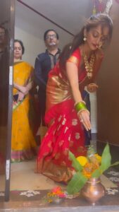 Manasi Naik Instagram - प्रत्येकाचं स्वप्न असतं आपलं स्वतःचं एक तरी घर असावं जेथे आपल्या लोकांनी आनंदाने हसावं दमलेल्या जीवासाठी ते विसाव्याचं स्थान असावं या रखरखीच्या जगण्यात वावरतांना उमेद देणार डोळ्यासमोर तुम्हाला तुमचं घर दिसावं Majhi ऊर्जा स्थान बनले Majhe नवीन घर मांगल्याचे दुसरे रूप असते एक घर संस्कारांची शिदोरी असते एक घर MAJHE GHAR 🏡🐱🔐❤️👱🏻‍♀️ अक्षय राहो मानवता क्षय हो ईर्ष्येचा जिंकू दे प्रेमाला आणि हरू दे पराभवाला सर्वांना अक्षय तृतीयेच्या शुभेच्छा 🍀🙏🏻 Family 🌸