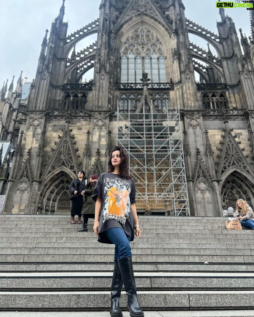 Manasi Naik Instagram - Kölner Dom: Majestic Beauty - Majestätische Schönheit ✨❤️🎀♾️👸🏻 Köln, Germany