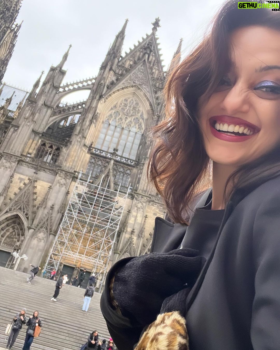 Manasi Naik Instagram - Kölner Dom: Majestic Beauty - Majestätische Schönheit ✨❤️🎀♾️👸🏻 Köln, Germany