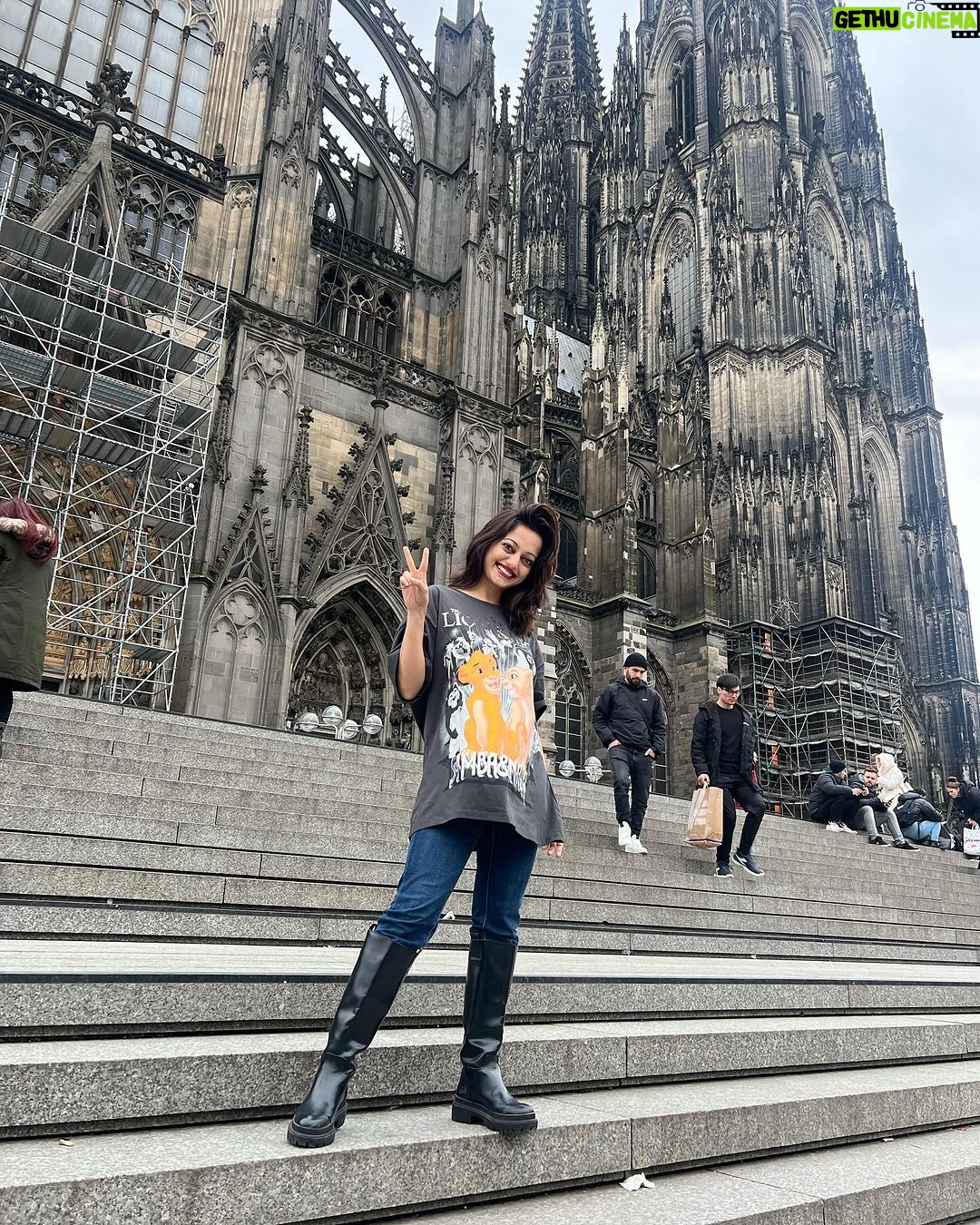 Manasi Naik Instagram - Kölner Dom: Majestic Beauty - Majestätische Schönheit ✨❤️🎀♾️👸🏻 Köln, Germany
