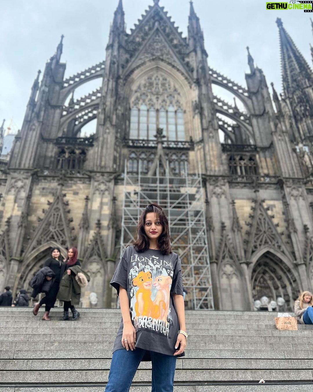 Manasi Naik Instagram - Kölner Dom: Majestic Beauty - Majestätische Schönheit ✨❤️🎀♾️👸🏻 Köln, Germany