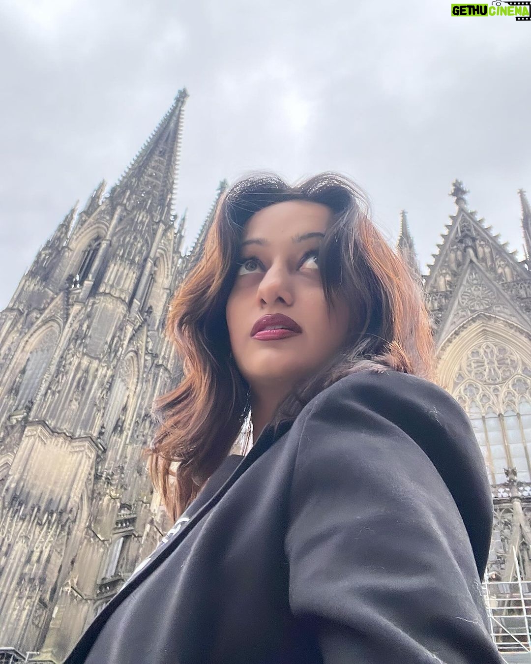 Manasi Naik Instagram - Kölner Dom: Majestic Beauty - Majestätische Schönheit ✨❤️🎀♾️👸🏻 Köln, Germany