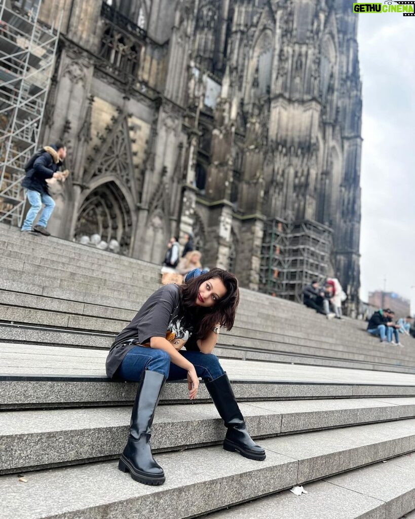 Manasi Naik Instagram - Kölner Dom: Majestic Beauty - Majestätische Schönheit ✨❤️🎀♾️👸🏻 Köln, Germany