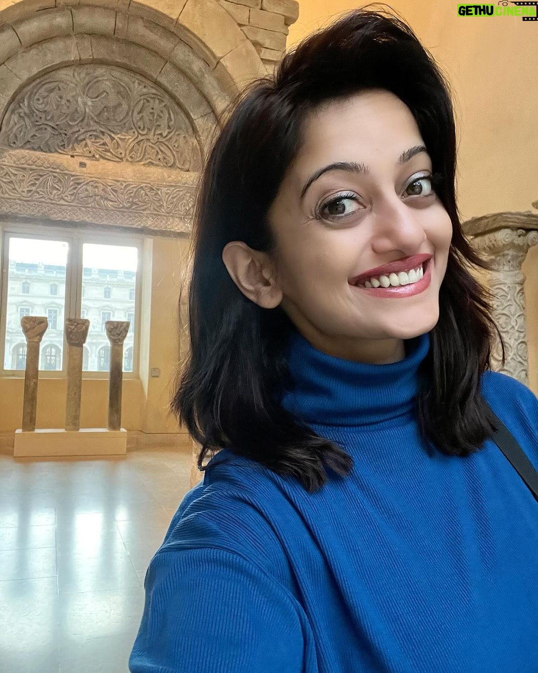 Manasi Naik Instagram - Life is not shrinking for me 🌟 it’s morphing into a whole new world of possibilities…❤️👸🏻✨ Louvre Museum Paris